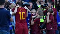 Francesco Totti memeluk Ilary Blasi di hari terakhir kariernya bersama AS Roma. (Vincenzo PINTO / AFP)