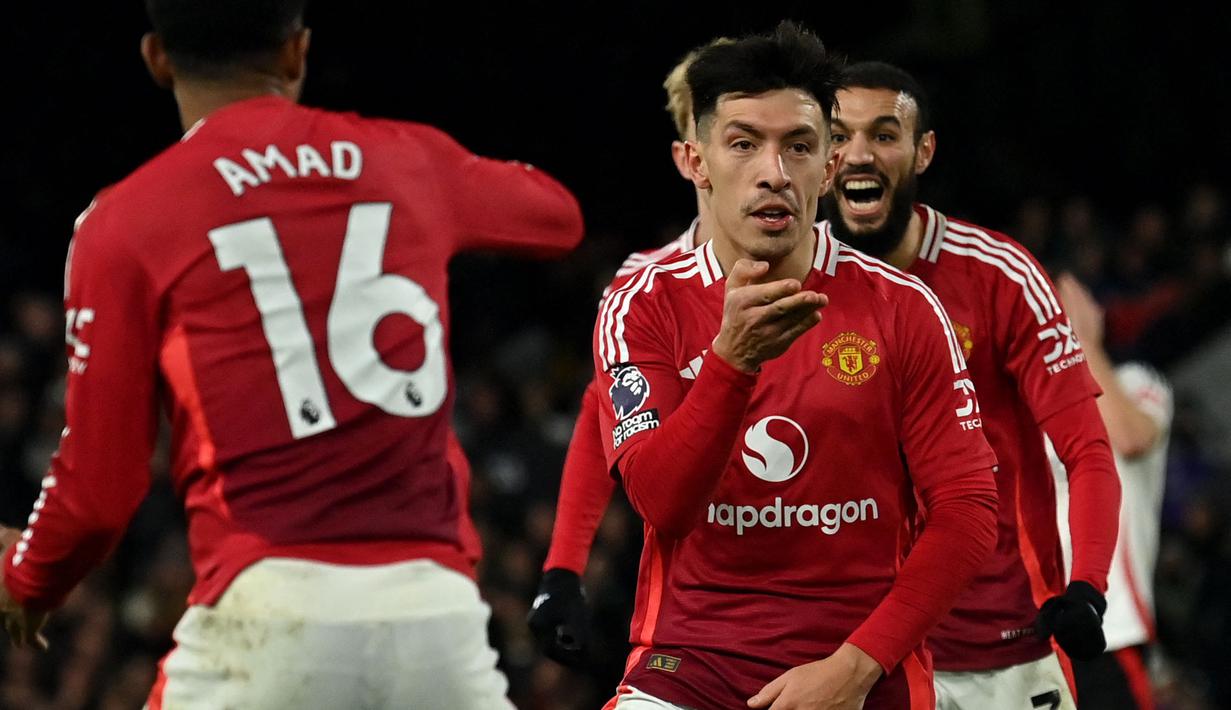 Pemain Manchester United, Lisandro Martinez merayakan gol kemenangan timnya ke gawang Fulham pada laga lanjutan Liga Inggris 2024/2025 di Craven Cottage, London, Senin (27/01/2025) dini hari WIB. (AFP/Glyn Kirk)