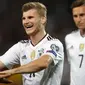 Penyerang Jerman, Timo Werner melakukan selebrasi usai mencetak gol ke gawang Norwegia pada grup C Kualifikasi Piala Dunia 2018 di Stuttgart, Jerman,(4/9). Jerman menang telak atas Norwegia 6-0. (AP Photo/Matthias Schrader)