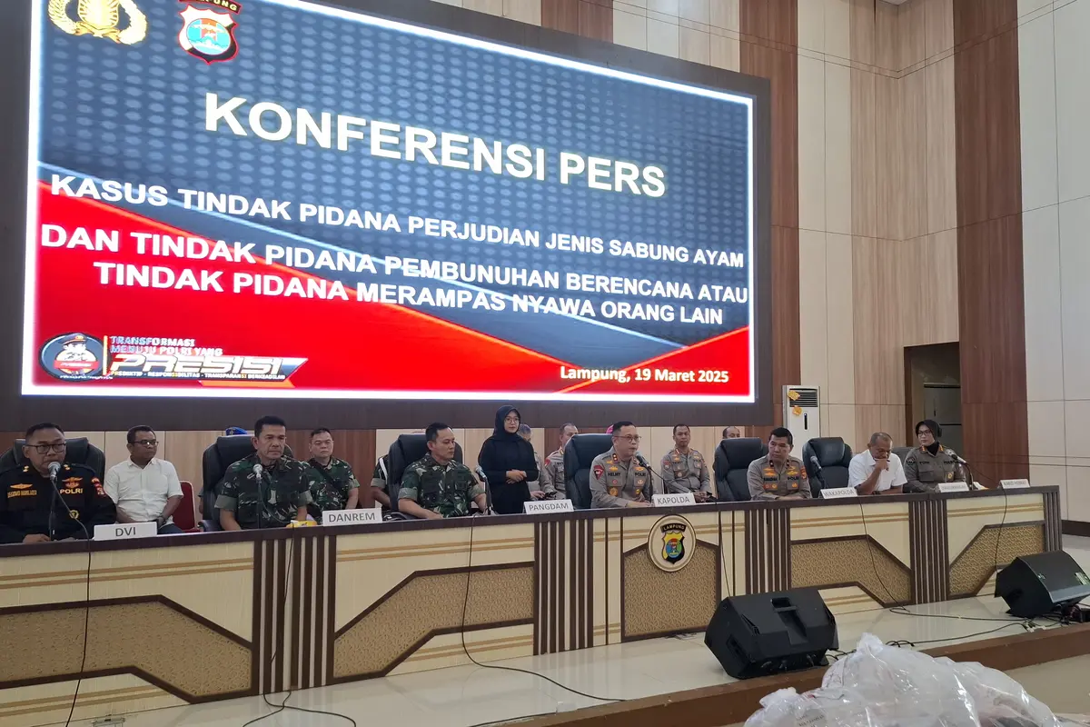 Jumpa pers soal penembakan 3 anggota polisi yang tewas saat menggerebek lokasi judi sabung ayam di Way Kanan, Lampung di Mapolda Lampung. Foto : (Liputan6.com/Ardi).
