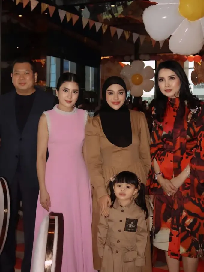 Ulang Tahun Putri Kevin Sanjaya dan Valencia Tanoe ke-1. [@aurelie.hermansyah]