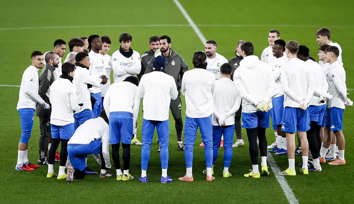 Pelatih Real Madrid asal Spanyol, Alvaro Arbeloa (tengah) bersama para pemain berkumpul dalam lingkaran selama sesi latihan jelang matchweek kedelapan Liga Champions 2025-2026 melawan SL Benfica di stadion Luz, Lisbon pada Selasa 27 Januari 2026. Kamis (29/1/2026) dini hari WIB nanti, Real Madrid akan bertanding di Estadio Da Luz. (FILIPE AMORIM/AFP)