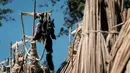 Bangkai burung hasil buruan dipajang diatas kostum pemuda suku Maasai saat melakukan ritual usai disunat di dekat Kilgoris, Kenya (20/12). Mereka melakukan ritual ini pada hari terakhir acara penyunatan yang digelar setiap tahunnya. (AFP Photo)