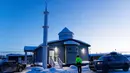 Bulan sabit terlihat di atas Masjid Midnight Sun, Inuvik, Kanada, saat waktu berbuka puasa Ramadan pada 2 Maret 2025. (Cole BURSTON/AFP)