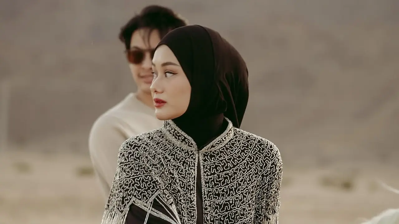 Gaya Pasutri Kece Rey Mbayang & Dinda Hauw saat Riding Date di Tengah Ibadah Umrah