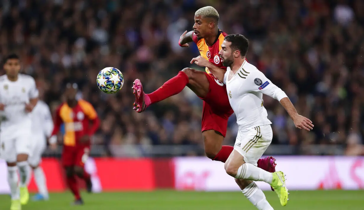 Pemain Galatasaray, Mario Lemina, mengontrol bola saat melawan Real Madrid pada laga Liga Champions di Stadion Santiago Bernabeu, Rabu (6/11). Real Madrid menang 6-0 atas Galatasaray. (AP/Manu Fernandez)