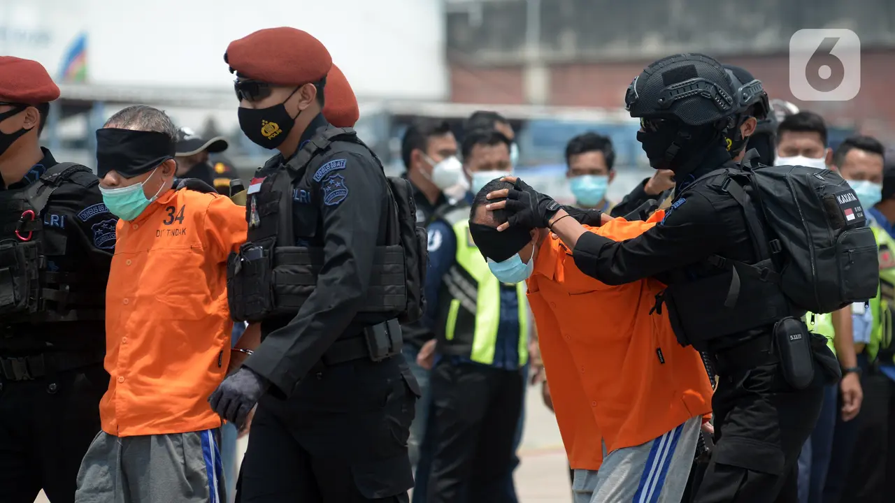 FOTO: 22 Terduga Teroris dari Jawa Timur Dipindahkan ke Jakarta