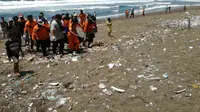 Tim SAR gabungan mengerahkan satu SRU darat dan dua SRU air untuk mencari Mujib, korban tenggelam di Pantai Payangan. (Foto: Liputan6.com/Dian Kurniawan)