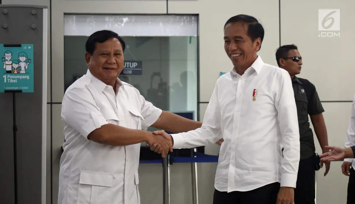 Presiden terpilih Joko Widodo atau Jokowi (kanan) bersalaman dengan Ketua Umum Partai Gerindra Prabowo Subianto saat bertemu di Stasiun MRT Lebak Bulus, Jakarta, Sabtu (13/7/2019). Prabowo mengatakan masyarakat tidak boleh lagi berseteru sebab Pilpres sudah lewat. (Liputan6.com/JohanTallo)