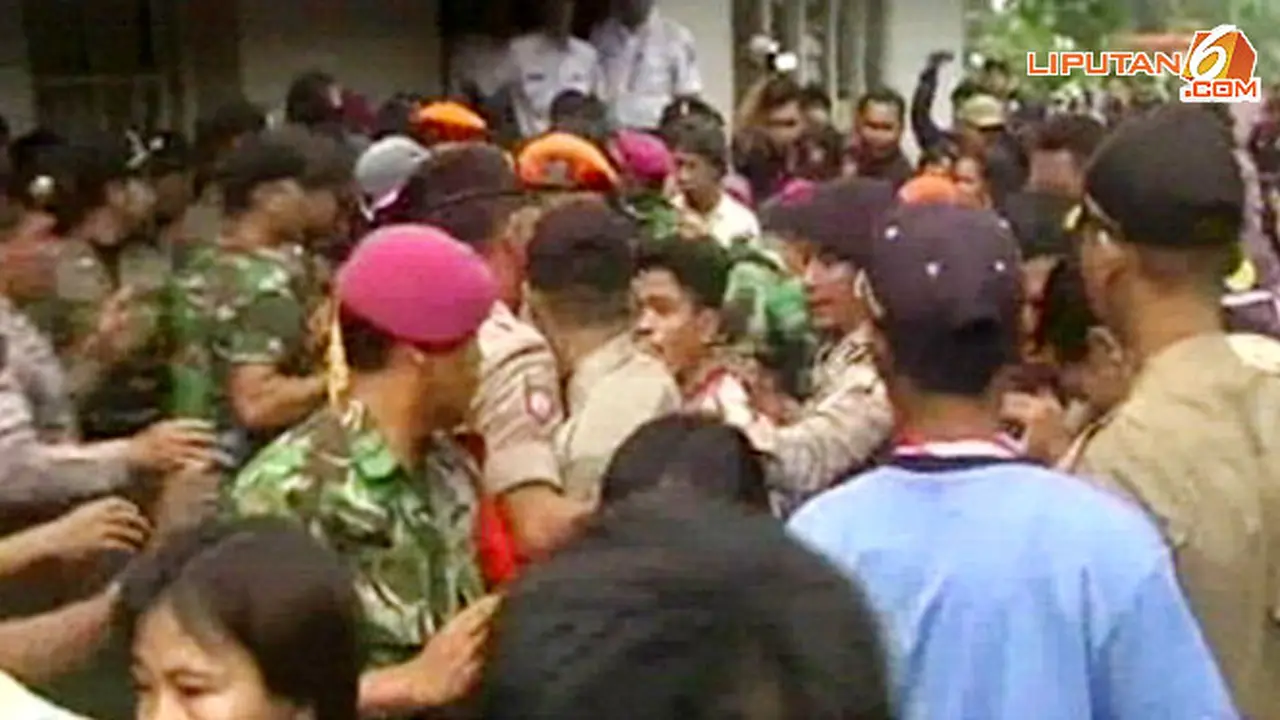 [VIDEO] Ngotot Berdagang, Pedagang Asongan Diusir Satuan Marinir