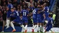 Bek Chelsea asal Spanyol #03, Marc Cucurella (tak terlihat), merayakan gol pertamanya bersama rekan satu timnya selama pertandingan Liga Primer Inggris antara Chelsea dan Manchester United di Stamford Bridge di London, Sabtu dini hari WIB (17-5-2025). (HENRY NICHOLLS /AFP)
