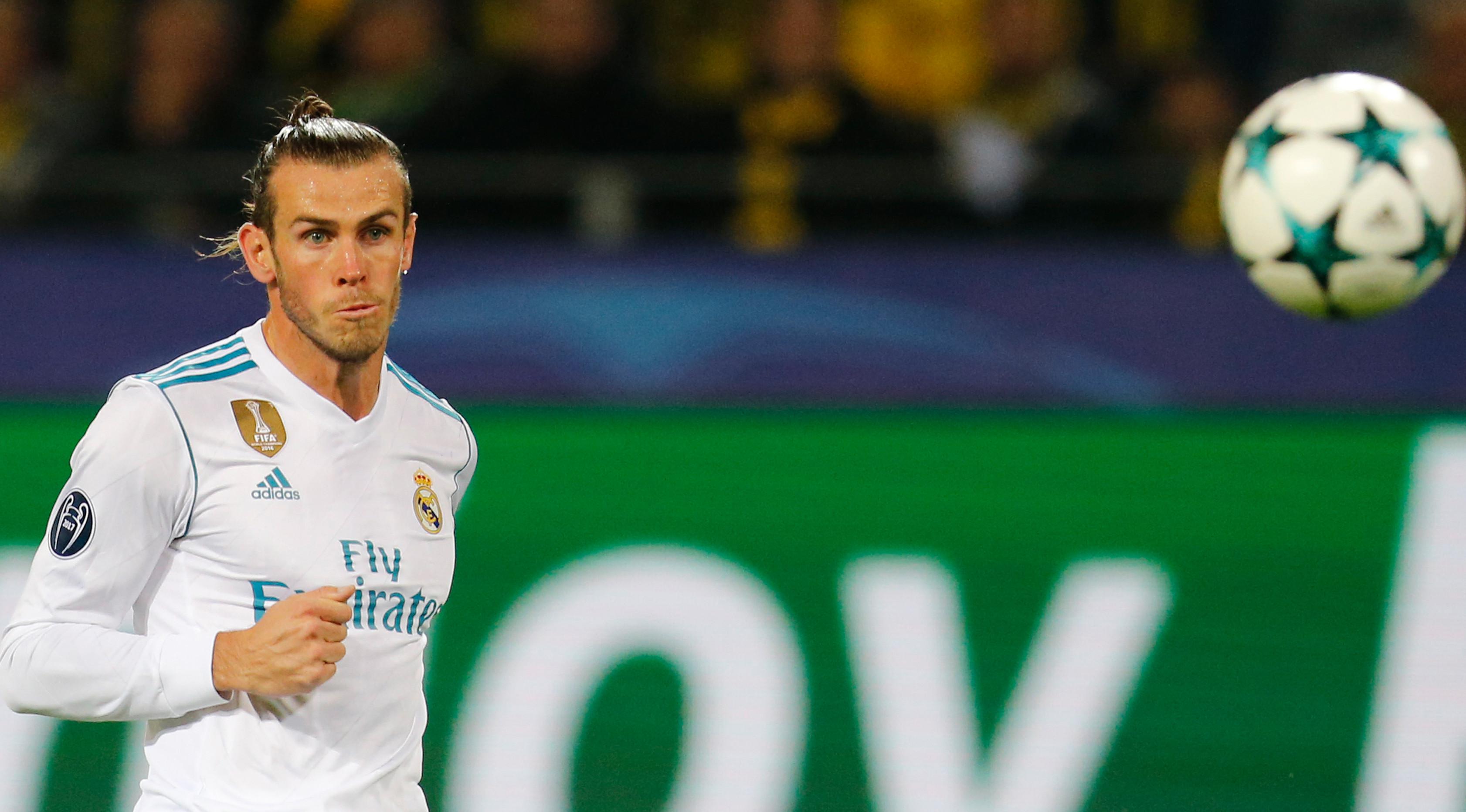Pemain Real Madrid, Gareth Bale melakukan tendangan ke gawang Borussia Dortmund dalam lanjutan Liga Champions di Signal Iduna Park, Rabu (27/9). Satu gol Bale mewarnai kemenangan Real Madrid 3-1. (AP/Michael Probst)