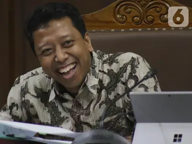 Terdakwa dugaan suap jual-beli jabatan di lingkungan Kemenag, M Romahurmuziy saat menjalani sidang lanjutan di Pengadilan Tipikor, Jakarta, Rabu (23/10/2019). Sidang mendengar keterangan saksi, salah satunya Kepala Kemenag Gresik Muafaq Wirahadi (Liputan6.com/Helmi Fithriansyah)