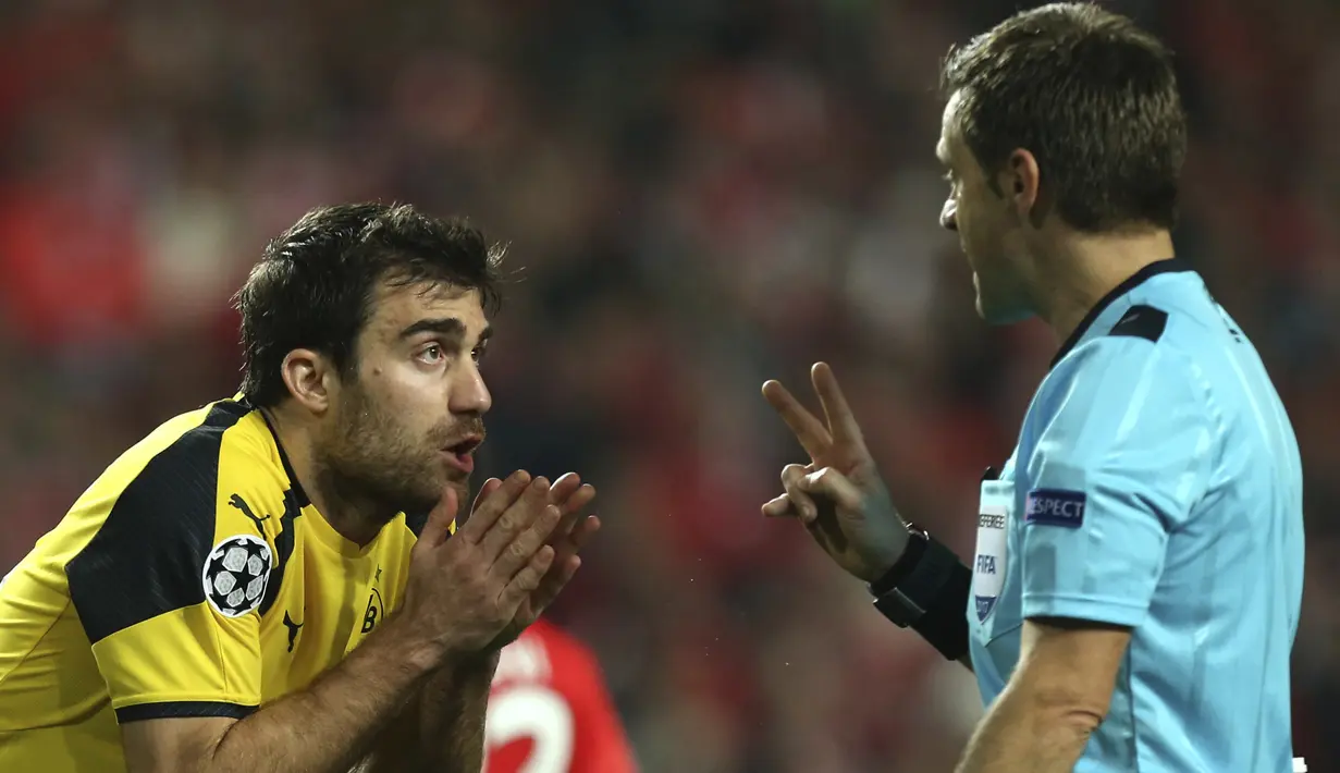 Pemain Dortmund, Sokratis Papastathopoulos memprotes wasit Nicola Rizzoli saat melawan Benfica  pada babak 16 besar Liga Champions di Luz stadium, Lisbon, (14/2/2017). Benfica menang 1-0.  (AP/Armando Franca)