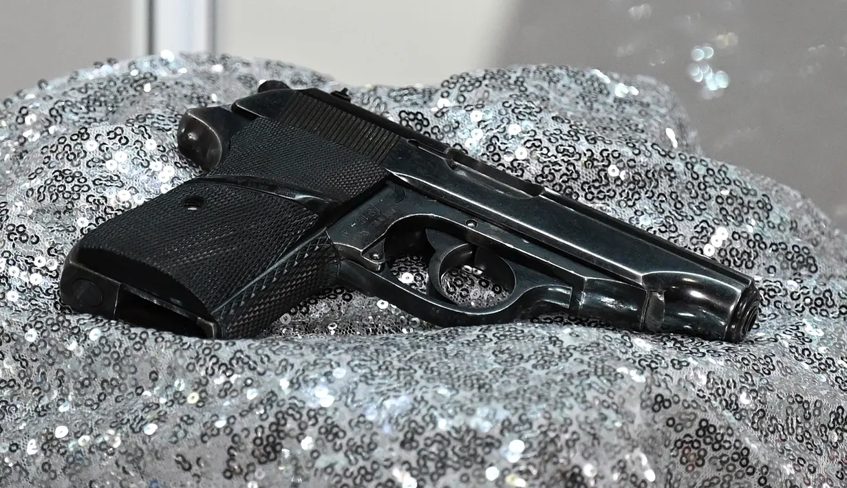 Pistol PP Walther yang digunakan Sean Connery dalam film James Bond pertama, "Dr. No" (1962) saat pratinjau pers di Beverly Hills, California, Selasa (23/11/2020). Properti film itu diperkirakan terjual sekitar Rp2,1 miliar hingga Rp2,8 miliar di Julien's Auctions pada 3 Desember. (Robyn Beck/AFP)