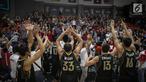 Suporter dan pemain timnas basket putra Indonesia bersorak usai memastikan satu tempat di partai final SEA Games 2017 Kuala Lumpur, Jumat (25/8). Tim Basket Indonesia menaklukkan Thailand dengan skor 79-74 pada laga semifinal. (Liputan6.com/Faizal Fanani)