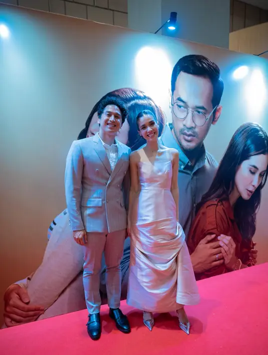 Setelah menghadiri special screening di Plaza Indonesia XXI Jakarta, Rabu (14/9/2022), Roy Sungkono menyebut Noktah Merah Perkawinan jadi tamparan keras untuk mempersiapkan mental mereka yang pengin nikah. “Kadang pernikahan memasuki fase enggak ada rasa tapi tinggal komitmen dan peduli menurut gue. Kalau komitmen dan peduli masih ada, nyambung lagi sih,” bintang film Backstage mengulas. (Foto: Dok. Oxygen Management)