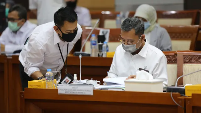 Direktur Jenderal Perlindungan dan Jaminan Sosial Kementerian Sosial Pepen Nazaruddin pada Rapat Dengar Pendapat (RDP) dengan Komisi VIII DPR RI di Gedung Parlemen Jakarta.
