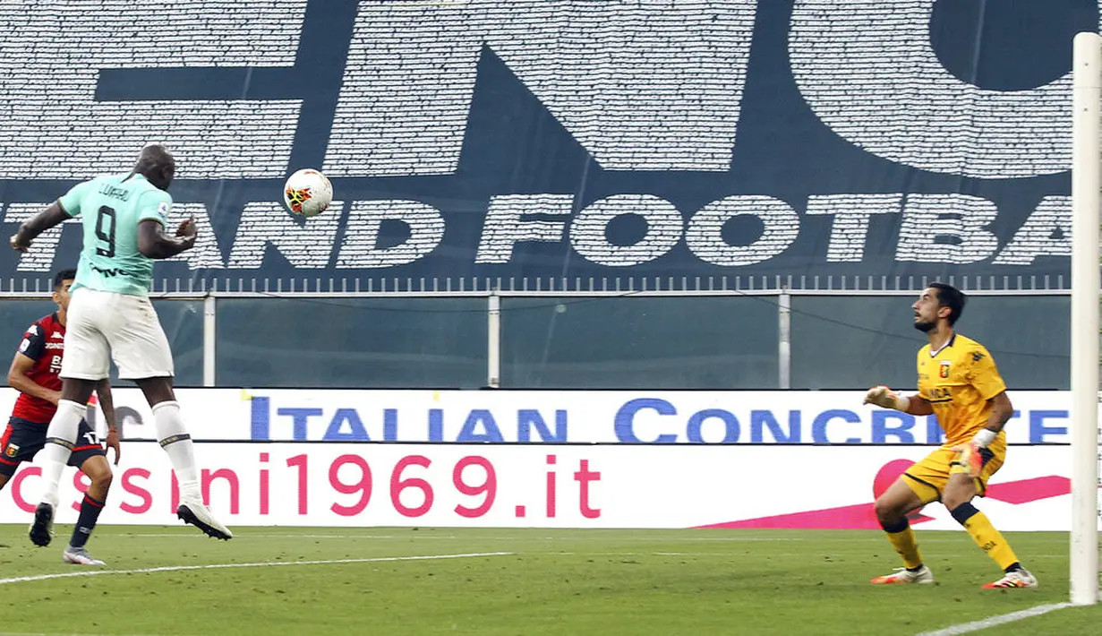 Striker Inter Milan, Romelu Lukaku, mencetak gol ke gawang Genoa pada laga Serie A di Stadion Luigi Ferraris, Sabtu (25/7/2020). Inter Milan menang 3-0 atas Genoa. (Tano Pecoraro/LaPresse via AP)