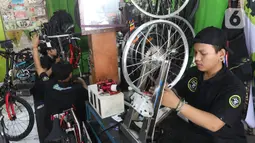 Mekanik memperbaiki dan merestorasi sepeda di Workshop Sampurna Bike Kalibata, Jakarta, Kamis (9/7/2020). Bengkel tersebut dapat menerima 20 sepeda per hari untuk diperbaiki hingga terjadi antrean bagi pelanggan. (Liputan6.com/Herman Zakharia)