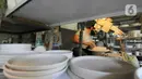 Perajin menyelesaikan pembuatan keramik secara handmade di Pekunden Pottery, Bojongsari, Depok, Jawa Barat, Rabu  (22/9/2021). Produksi keramik rumahan tersebut mampu bertahan di masa pandemi dengan mengandalkan jaringan offline dari mulut ke mulut. (merdeka.com/Arie Basuki)