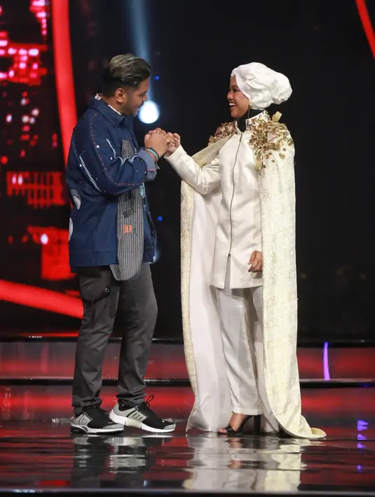 Selanjutnya, Joan juga berhasil berada di posisi aman bersama Maria dan tertinggal dua kontestan yang namanya ada di posisi tidak aman, yakni Abdul dan Ayu. (Adrian Putra/Bintang.com)