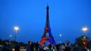 Orang-orang memandang Menara Eiffel yang diterangi cahaya warna-warna khas, dengan pesan bertuliskan "Allez Paris" ("Ayo, Paris"), pada malam menjelang pertandingan final Liga Champions 2025/2026 antara Paris Saint-Germain (PSG) dan Arsenal, Kamis 29 Mei 2026. (Ludovic MARIN/AFP)