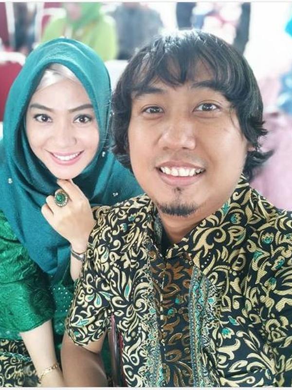 Potret kemesraan terakhir Ade Jigo dan istri yang diunggah Meyuza sebelum jadi korban tsunami Selat Sunda di Tanjung Lesung, Banten. (dok. Instagram @meucha/https://www.instagram.com/p/BrZZYxOA7gp/Dinny Mutiah