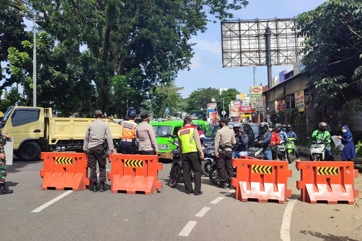 Petugas gabungan di Kota Bogor memutar balik pengendara yang tidak memiliki STRP selama masa PPKM Darurat