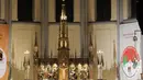 Suasana Misa Malam Natal 2022 di Gereja Katedral Jakarta, Sabtu (24/12/2022). Gereja Katedral Jakarta mengusung tema "Nusantara dan Kebhinekaan" pada perayaan Natal 2022. Misa Malam Natal di Gereja Katedral diselenggarakan secara tatap muka dengan protokol kesehatan yang ketat terbagi dalam tiga sesi, yakni pukul 16.30 WIB, 19.00 WIB dan 21.00 WIB. (Liputan6.com/Helmi Fithriansyah)
