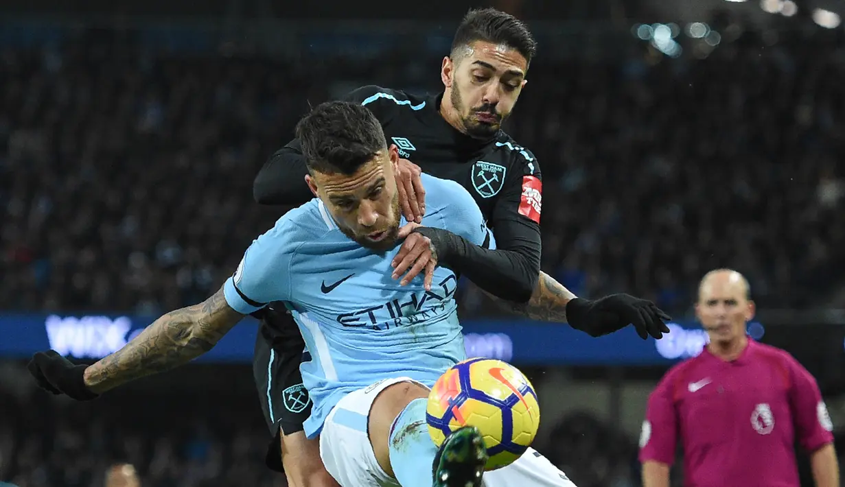 Bek Manchester City, Nicolas Otamendi, menjaga bola dari gelandang West Ham, Manuel Lanzini, pada laga Premier League di Stadion Etihad, Manchester, Minggu (3/11/2017). City menang 2-1 atas West ham. (AFP/Oli Scarff)