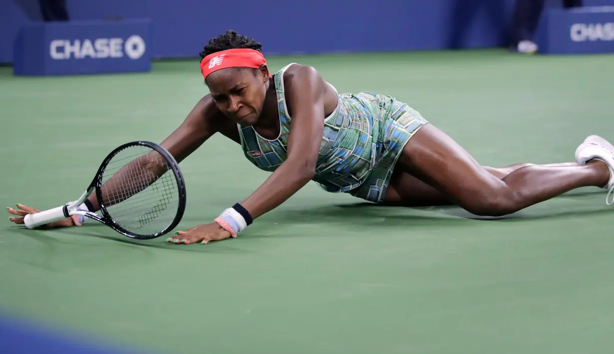 Petenis berusia 15 tahun Coco Gauff terjatuh saat mengejar bola tembakan Timea Babos dalam putaran kedua turnamen tenis AS Terbuka di New York, AS, Kamis (29/8/2019). Petenis asal AS tersebut menaklukkan Timea Babos dengan skor 6-2, 4-6, dan 6-4. (AP Photo/Charles Krupa)