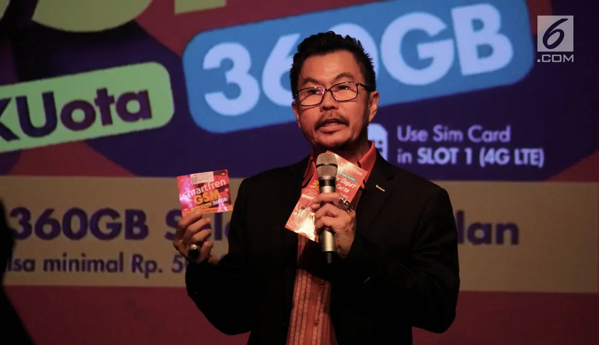 Deputy CEO Smartfren Djoko Tata Ibrahim memberi keterangan saat peluncuran kartu perdana BosKu di Jakarta, Selasa (26/3). Bonus tersebut otomatis terisi saat pelanggan melakukan pengisian pulsa minimal Rp 50 ribu, paling lambat 3 hari setelah aktivasi kartu. (merdeka.com/Iqbal S. Nugroho)