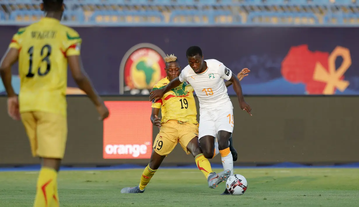 Penyerang Lille, Nicolas Pepe berusaha melewati pemain Mali, Moussa Djenepo  selama pertandingan Piala Afrika 2019 di Stadion Suez, Mesir pada 8 Juli 2019. Nicolas Pepe mencetak 22 gol di Ligue 1 dan menjadi pencetak gol terbanyak kedua di Liga Prancis. (AFP Photo/Fadel Senna)