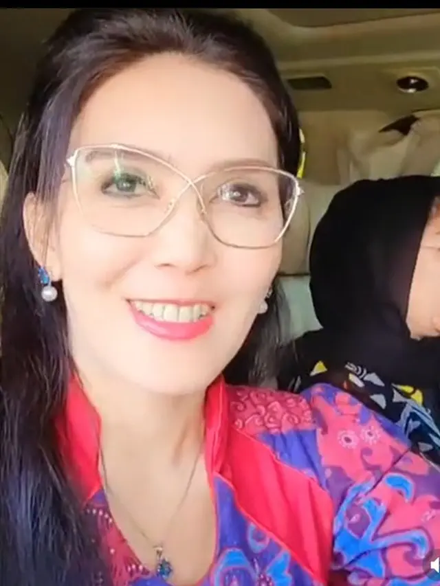Raih Predikat Cumlaude, Ini 7 Momen Wisuda S3 Rieke Diah Pitaloka