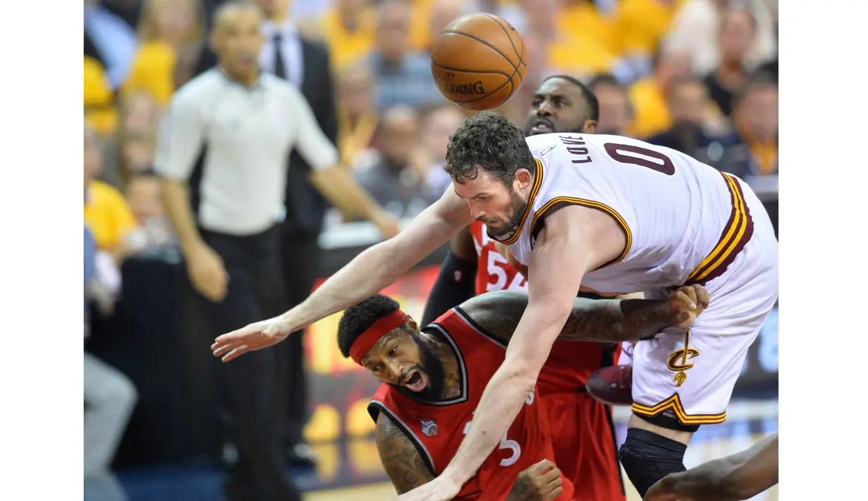 Pemain Raptors, James Johnson #3 bertabrakan dengan pemain Cavaliers, Kevin Love #0 pada game kedua Final wilayah Timur NBA Playoffs di Quicken Loans Arena. Jumat (20/5/2016). Cavs menang 108-89. (Mandatory: David Rchard/USA Today Sports)