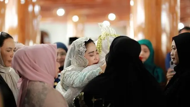Pernah Berseteru, Ini 7 Momen Dewi Perssik Dampingi Rosa Meldianti di Pernikahannya