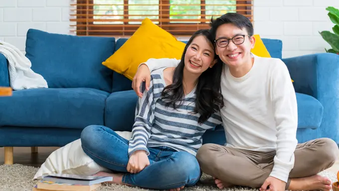 perempuan dan pasangan april 6