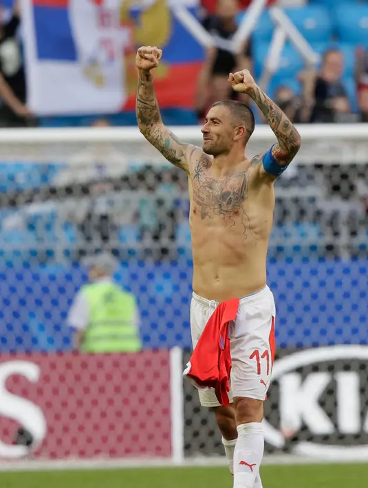 Gaya pemain Serbia, Aleksandar Kolarov saat merayakan kemenangan usai pertandingan antara Serbia dan Kosta Rika pada Piala Dunia 2018 di Samara Arena, Samara, Rusia, Minggu (17/6). (AP Photo/Mark Baker)