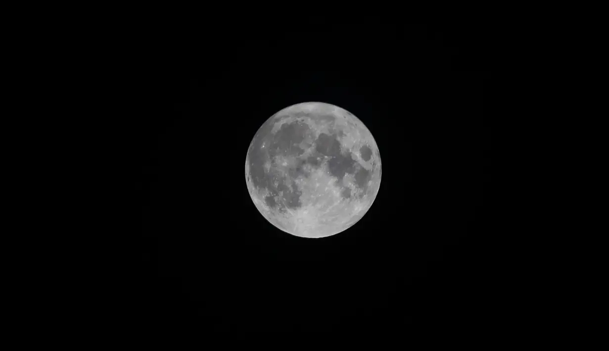 Foto yang diabadikan pada 3 Agustus 2020 ini menunjukkan penampakan bulan purnama di Shanghai, China timur. Bulan purnama itu muncul pada Senin (3/8), yang merupakan hari ke-14 di bulan keenam dalam kalender lunar China. (Xinhua/Wang Xiang)
