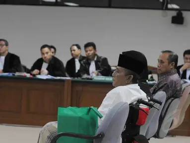 Attabik Ali, mertua Anas Urbaningrum saat menjadi saksi di Pengadilan Tipikor, Kamis (28/8/14). (Liputamn6.com/Herman Zakharia)