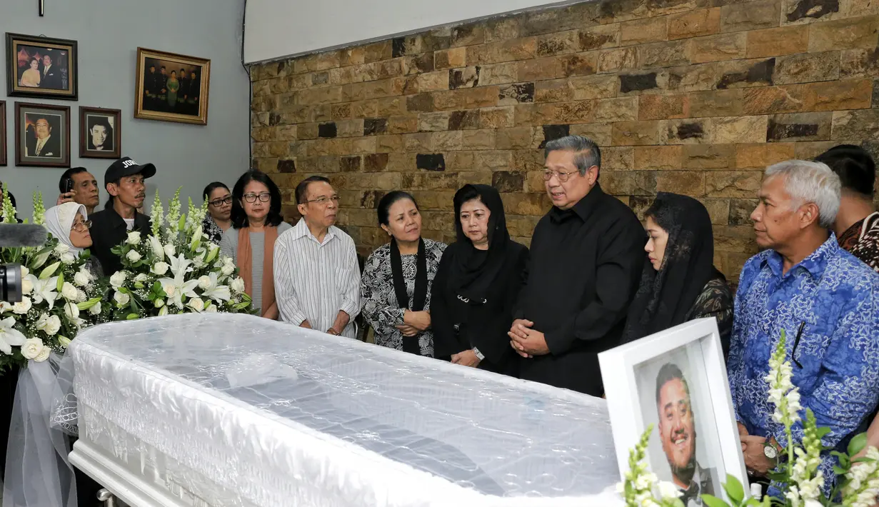 Sebelum Mike Mohede meninggal dunia pada Minggu (31/7/2016), mantan Presiden Susilo Bambang Yudhoyono (SBY) dan Ibu Ani Yudhoyono telah mendapatkan firasat. (Adrian Putra/Bintang.com)