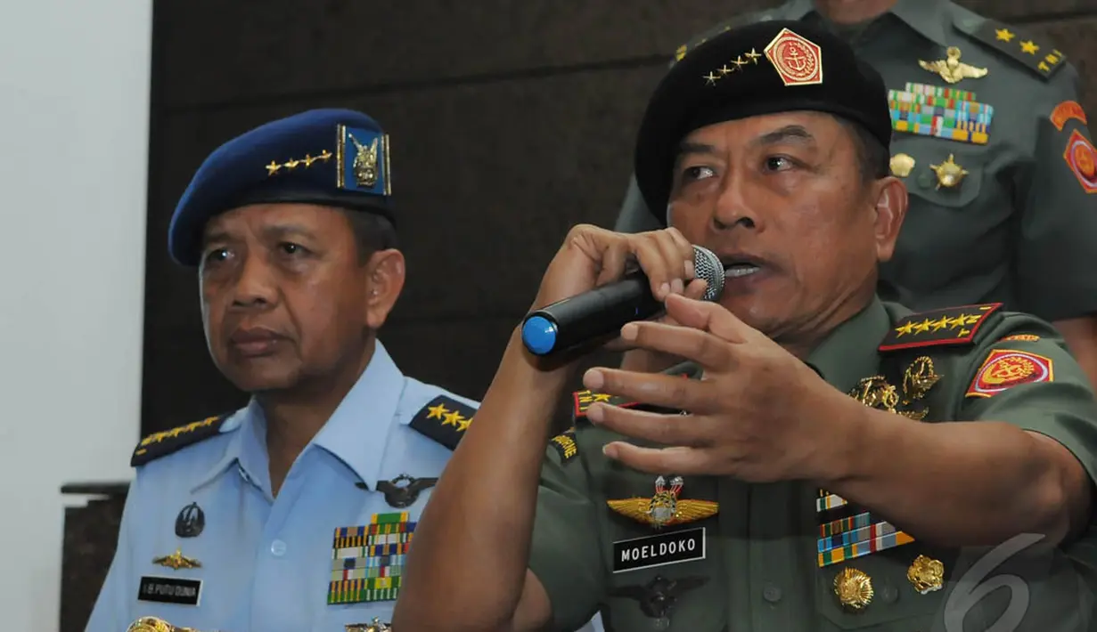 Panglima TNI Jenderal Moeldoko saat jumpa pers di Kantor Basarnas di Jakarta, Selasa (30/12/2014). (Liputan6.com/Herman Zakharia)
