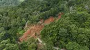 Sebelumnya, jalan lintas utama di Kabupaten Bener Meriah, Provinsi Aceh putus total akibat tertutup material longsor sejak 25 November 2025. Tampak foto udara yang diambil menggunakan drone ini menunjukkan jalan yang terputus akibat longsor di Bener Meriah, Provinsi Aceh, Rabu 3 Desember 2025. (AP Photo/Syahrul Rizal)