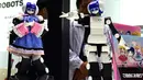 Robot dengan tinggi 46cm bernama " Premaid AI " melakukan tarian saat dipamerkan pada pameran Robot Internasional di Tokyo, Jepang,  (2/12). 5.000 diharapkan akan mengunjungi acara ini. (AFP PHOTO/Yoshikazu Tsuno)