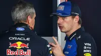 Pembalap Red Bull Racing asal Belanda, Max Verstappen (kanan), berbicara dengan seorang mekanik setelah membawa mobilnya kembali ke garasi karena mundur dari balapan selama Grand Prix F1 Monako di sirkuit jalanan Monako, pada 7 Juni 2026. (Yves Herman/POOL/AFP)