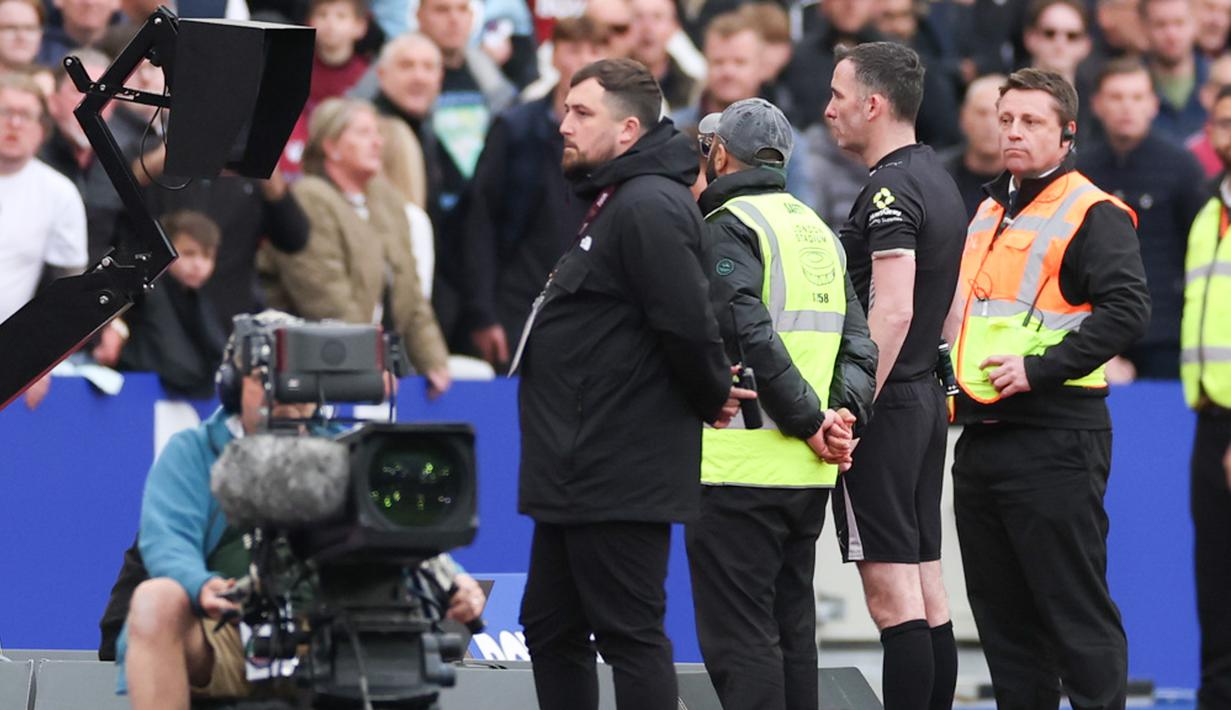 Namun, drama belum selesai. Wasit Chris Kavanagh bersama VAR melakukan pemeriksaan cukup lama terhadap proses terjadinya gol tersebut. Kavanagh memutuskan menganulir gol Wilson karena Pablo dianggap mengganggu pergerakan Raya saat mencoba mengamankan bola. (AP Photo/Ian Walton)