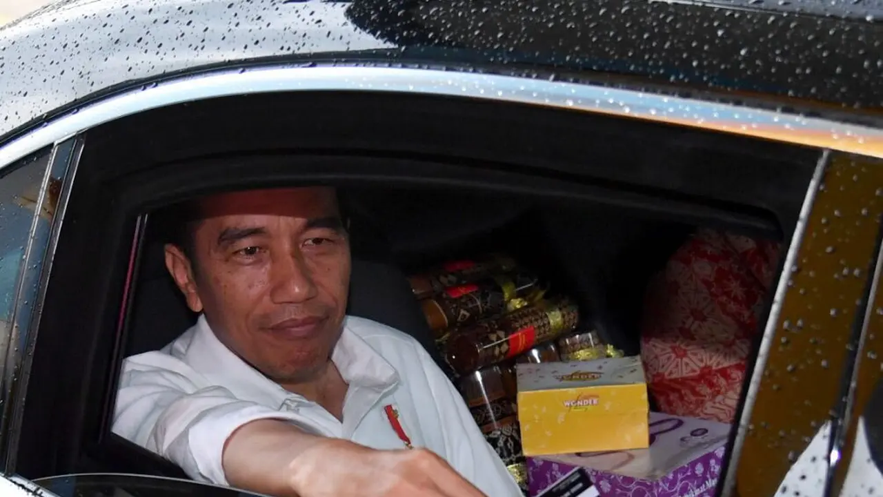 Presiden Joko Widodo (Jokowi) saat membayar tol Bawen-Salatiga menggunakan uang elektronik, Senin (25/9/2017). (Dok Kementerian PUPR)