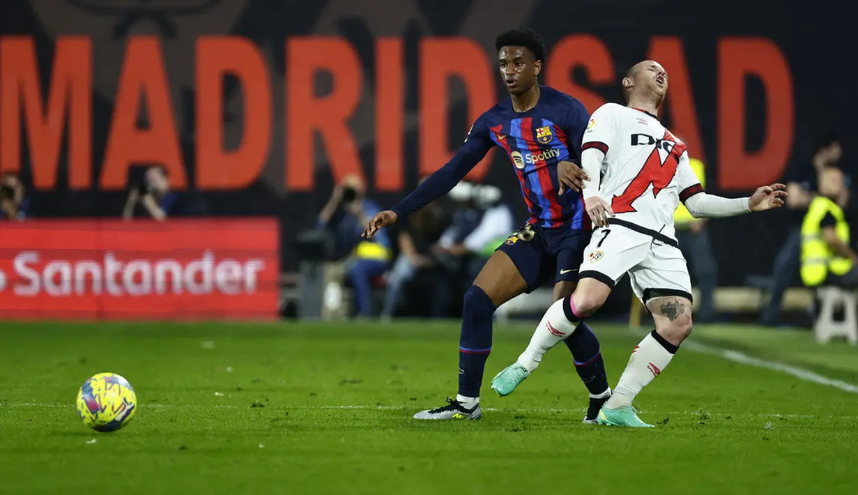 <p>Rayo memecah kebuntuan pada menit ke-19. Alvaro Garcia berhasil membobol gawang Barcelona melalui bola sepakan rendahnya. Babak pertama ditutup dengan keunggulan Rayo 1-0. (AP Photo/Pablo Garcia)</p>