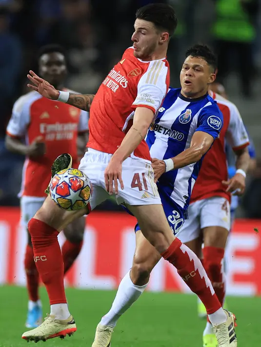 Sementara itu, Arsenal kewalahan dengan permainan Porto.  (PATRICIA DE MELO MOREIRA/AFP)